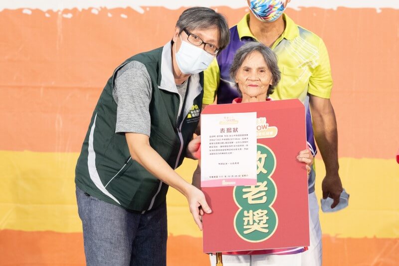 高齡90歲鄭阿妹阿嬤榮獲今年度敬老獎項 - 由國健署科長親自頒發