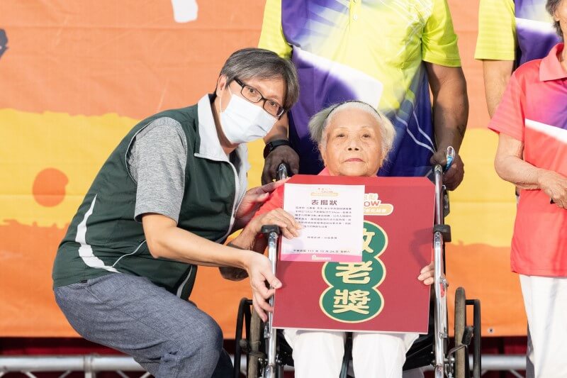 高齡91歲江春美阿嬤榮獲今年度敬老獎項 - 由國健署科長親自頒發