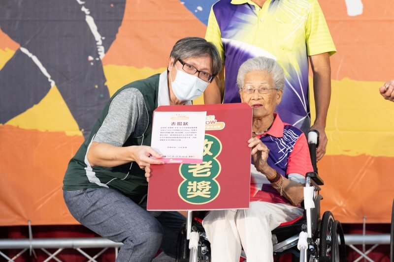 高齡93歲張連嬌阿嬤榮獲今年度敬老獎項 - 由國健署科長親自頒發