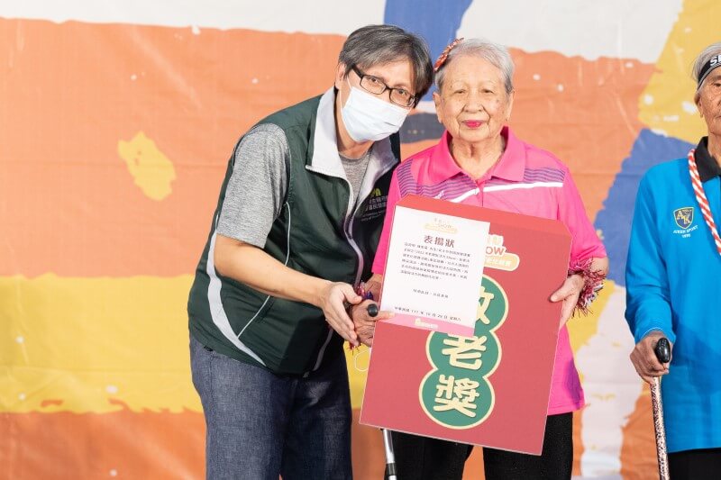 高齡94歲陳紫菊阿嬤榮獲今年度敬老獎項 - 由國健署科長親自頒發