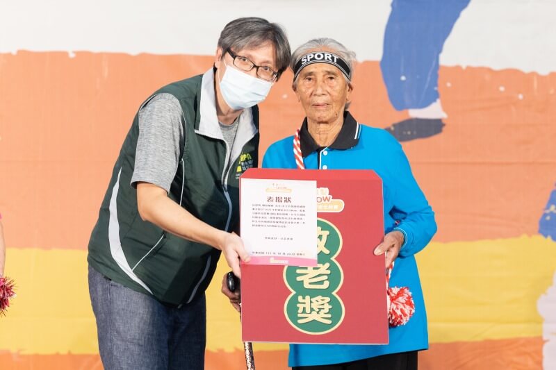 高齡86歲陳蔡蘭妹阿嬤榮獲今年度敬老獎項 - 由國健署科長親自頒發