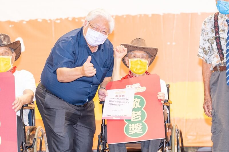 高齡90歲崔福岑阿公榮獲今年度敬老獎項 - 由國健署署長親自頒發