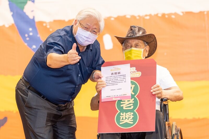 高齡92歲劉顯珂阿公榮獲今年度敬老獎項 - 由國健署署長親自頒發