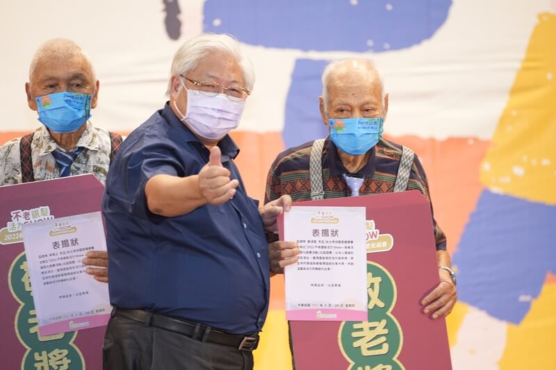 92歲黃鴻富阿公榮獲今年度敬老獎項 - 由國健署署長親自頒發