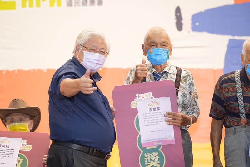 100歲宋增土阿公榮獲今年度敬老獎項 - 由國健署署長親自頒發