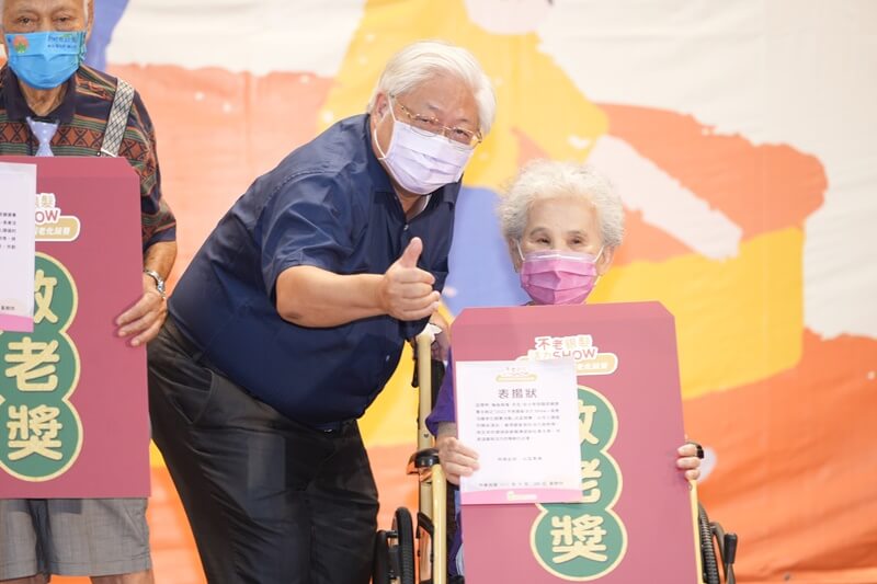 91歲梅吳舜瓊阿嬤榮獲今年度敬老獎項 - 由國健署署長親自頒發