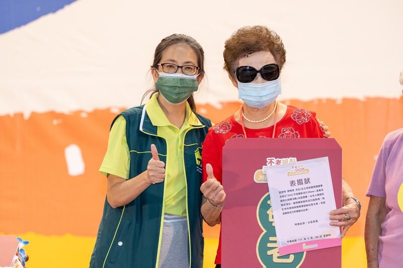 93歲鄭陳尾阿嬤榮獲今年度敬老獎項 - 由國健署研究員親自頒發