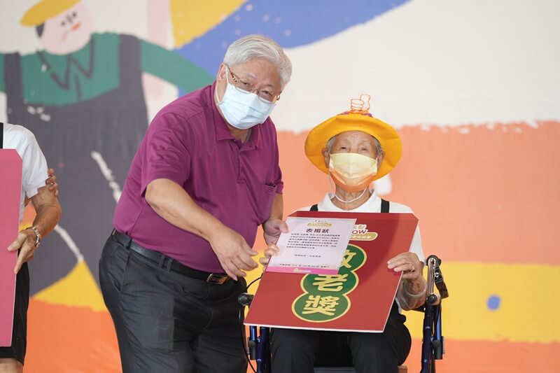 高齡91歲伍愛華阿嬤榮獲今年度敬老獎項 - 由國健署署長親自頒發