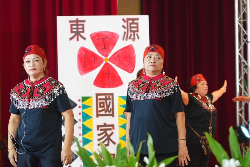 年輕阿嬤容光煥發、展現活力四射一面