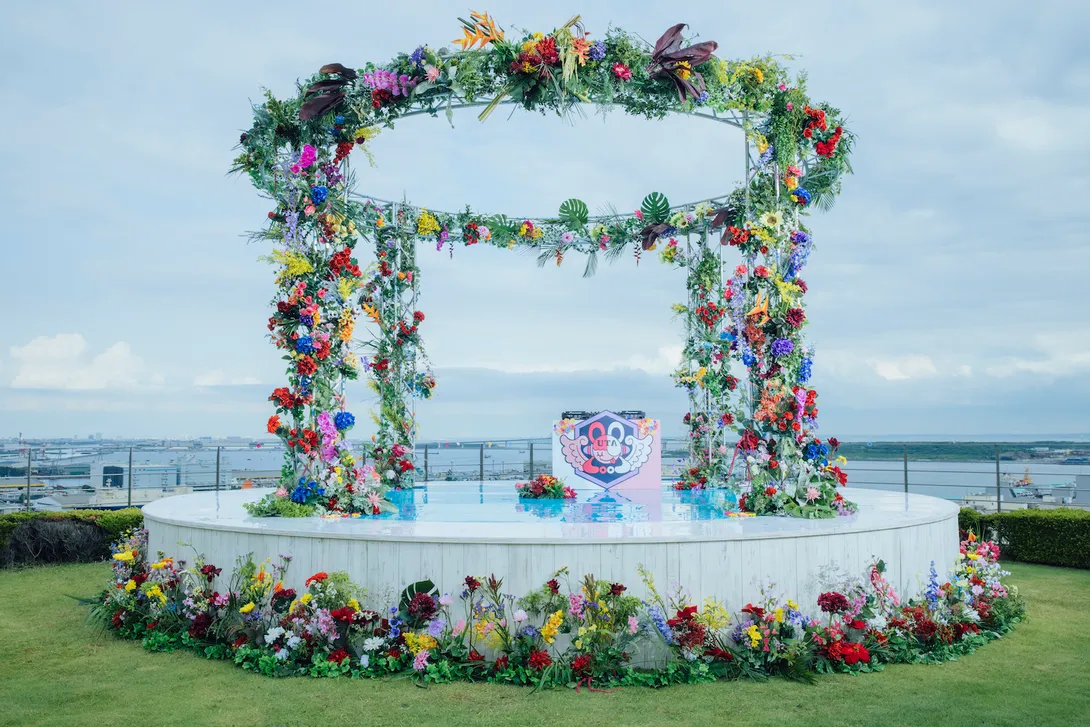 ▲美音在「FNS歌謠祭音樂大賞 夏」的演出舞台（圖／航海王《航海王劇場版：紅髮歌姬》公式官方推特）