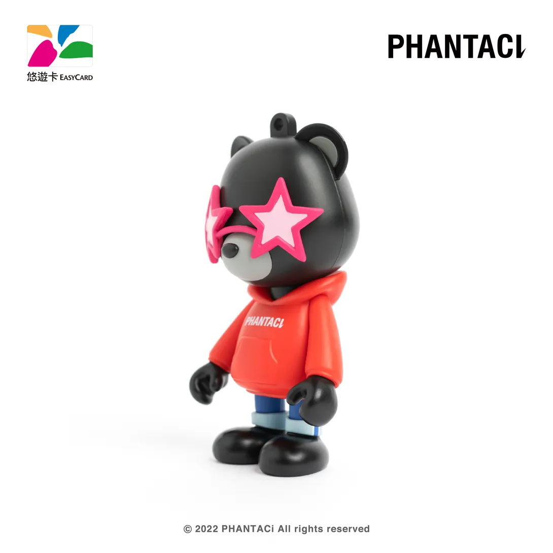 ▲Phanta Bear配戴PHANTACi品牌招牌配色213C星型眼鏡，呈現濃濃周董獨特風格（圖／Be come true官方提供）