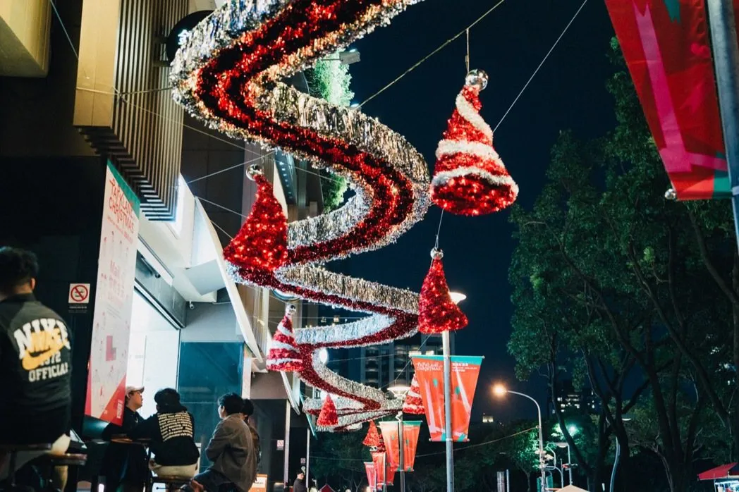 2023 PARKLANE CHRISTMAS：好多好多紅帽子夜景。 圖／草悟系提供