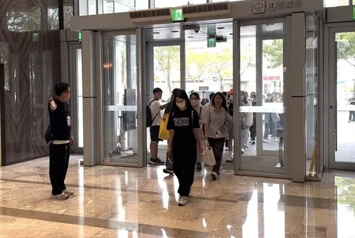 ▲《難哄》快閃店15日於台南登場，吸引大批劇迷一早就到場排隊。