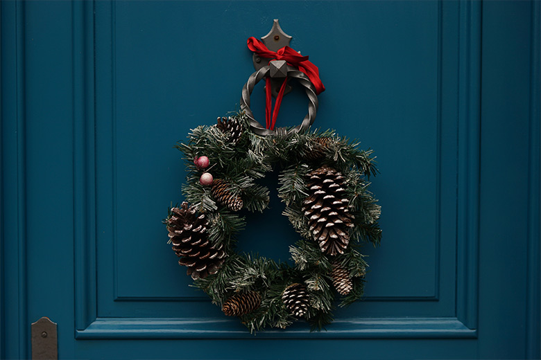 decorar una puerta en Navidad 