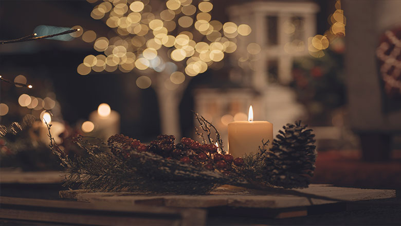 centro de mesa navideño con velas
