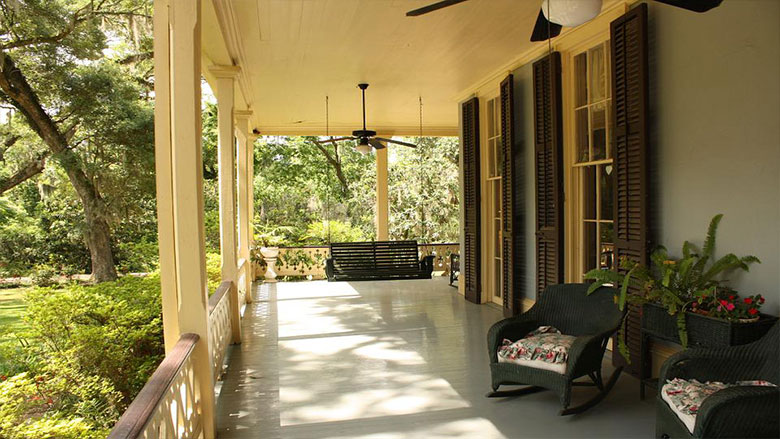 Decorar entrada exterior con muebles de exterior