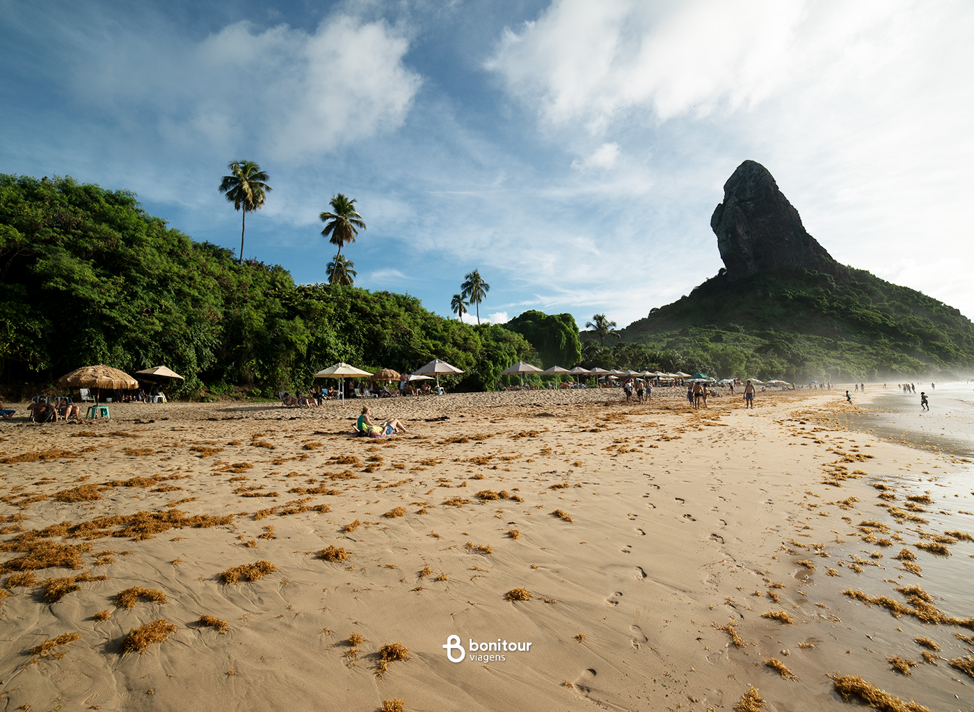 Vista de longe de praia de Fernando de Noronha