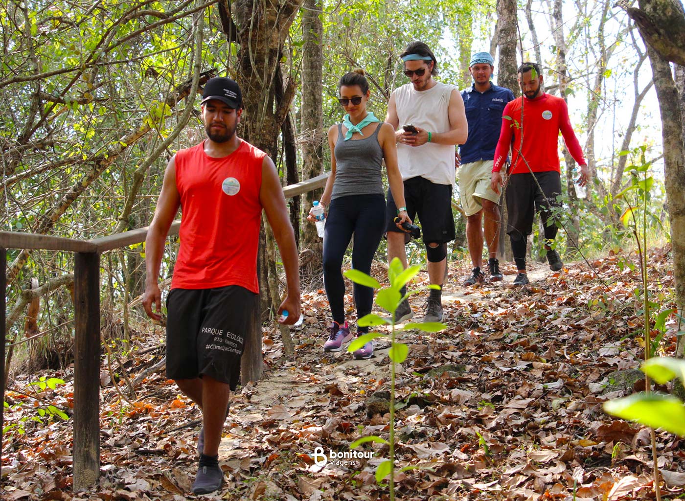 Pessoas fazendo trilha no Parque Ecológico Rio Formoso
