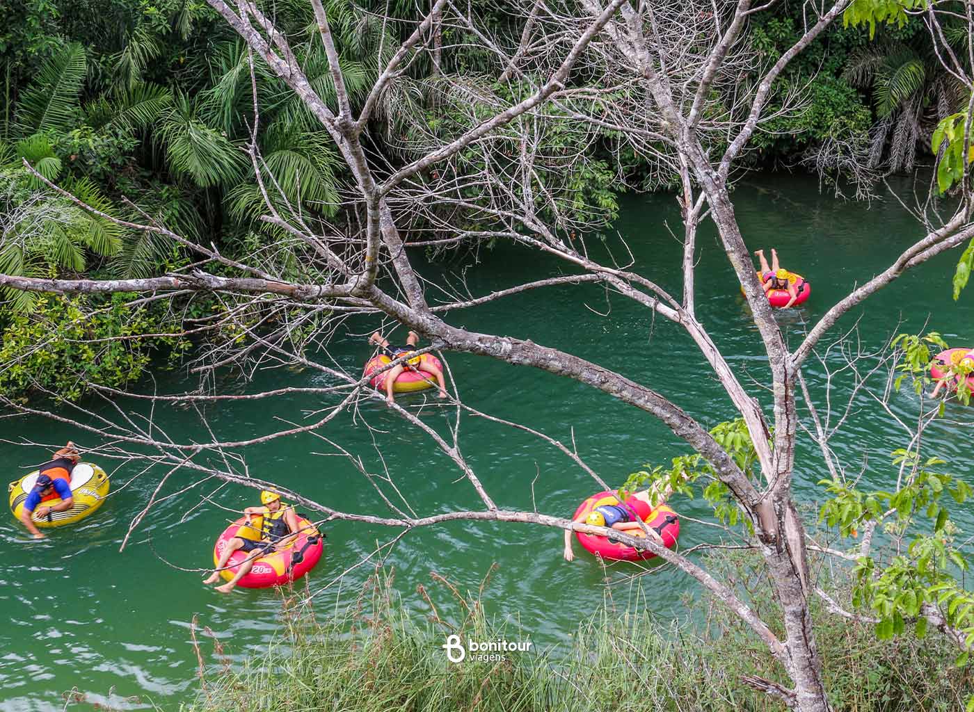 Pessoas flutuando com boias