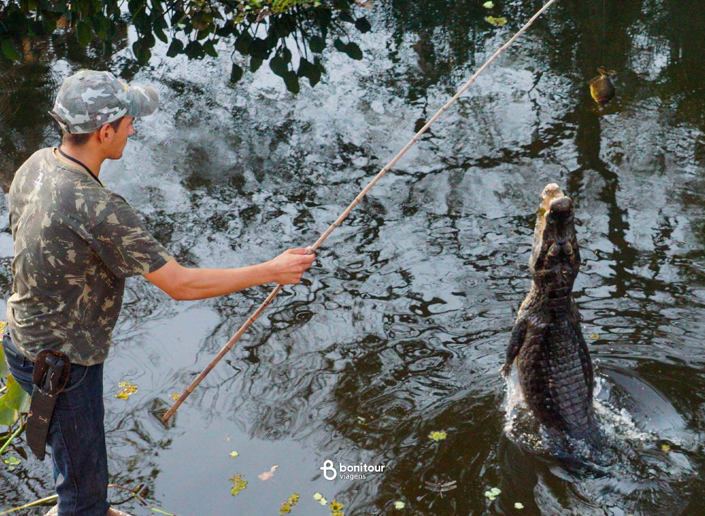 Homem com roupa camuflada mexendo em Jacaré