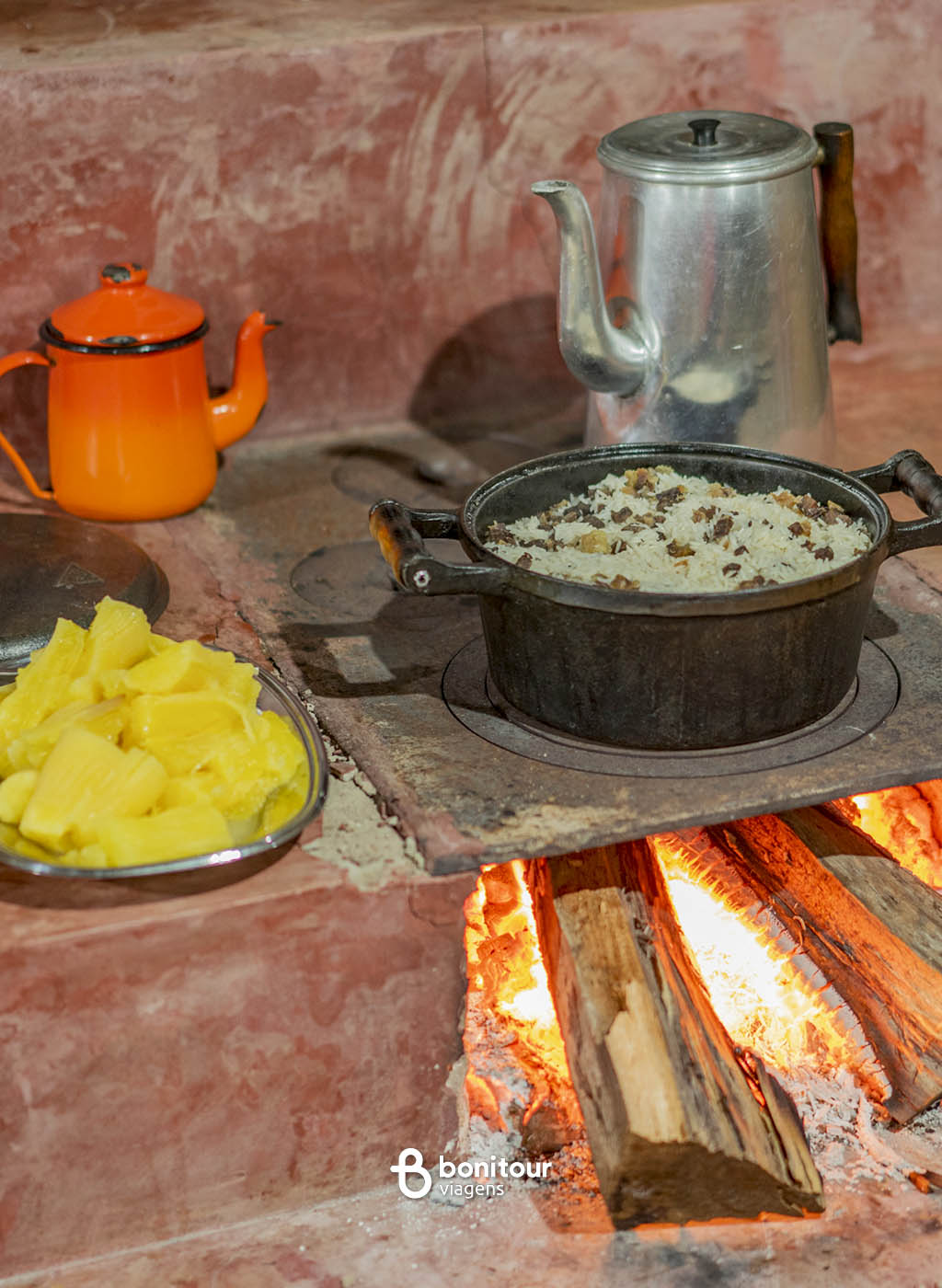 Comida sendo preparada em Fogão a Lenha