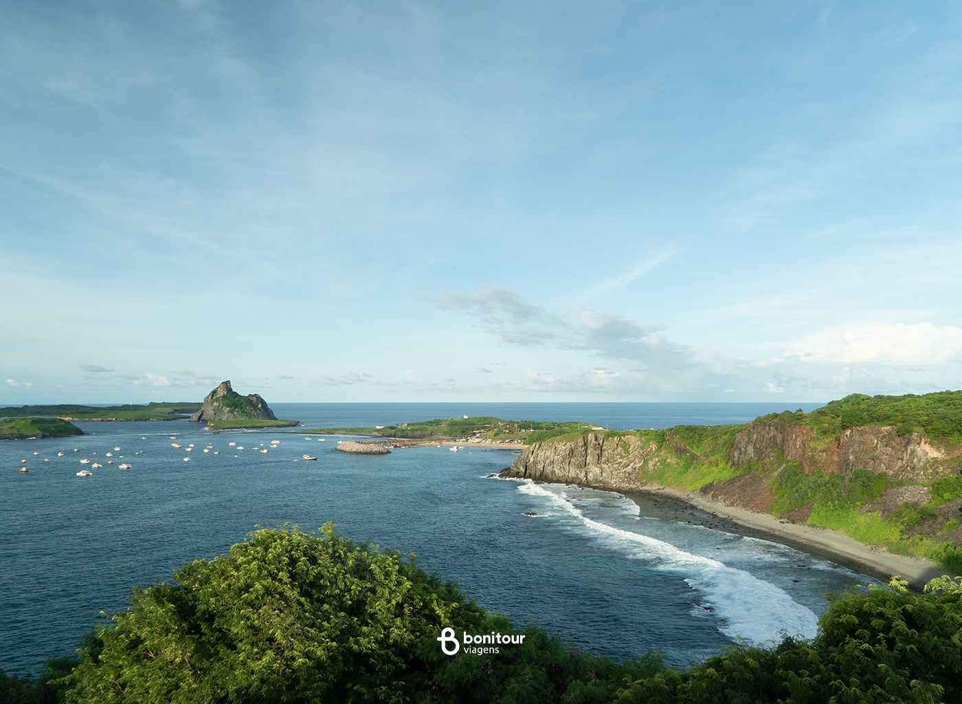 Vista de longe de praia de Fernando de Noronha