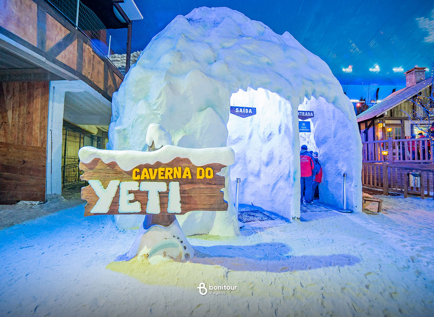 Entrada com placa da Caverna do Yeti na Snowland