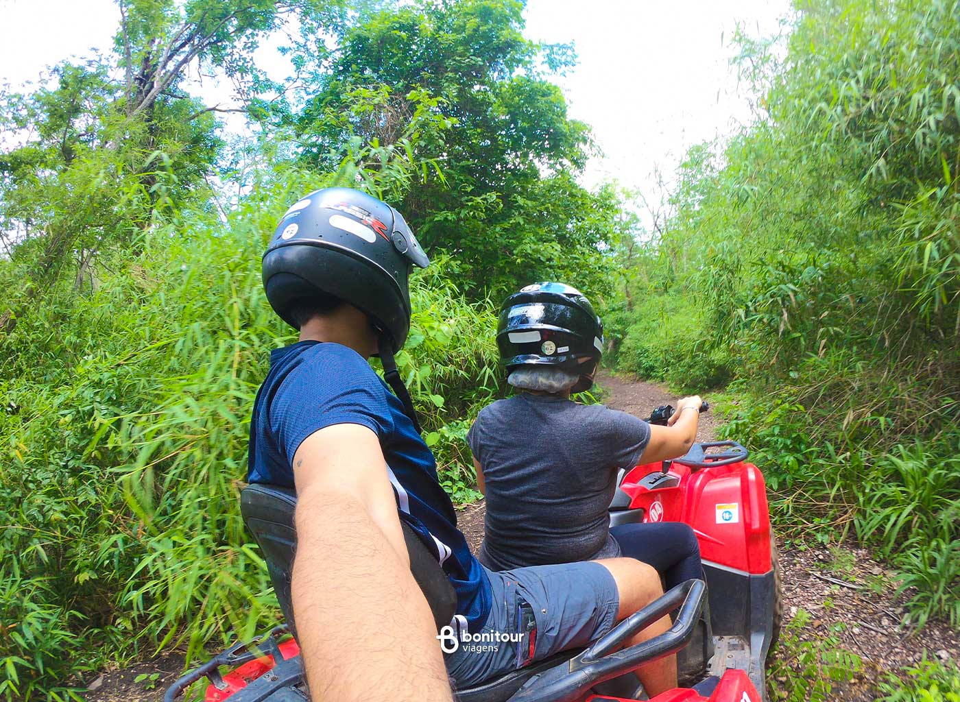 Pessoas curtindo trilha de quadriciclo na trilha da Serra da Bodoquena