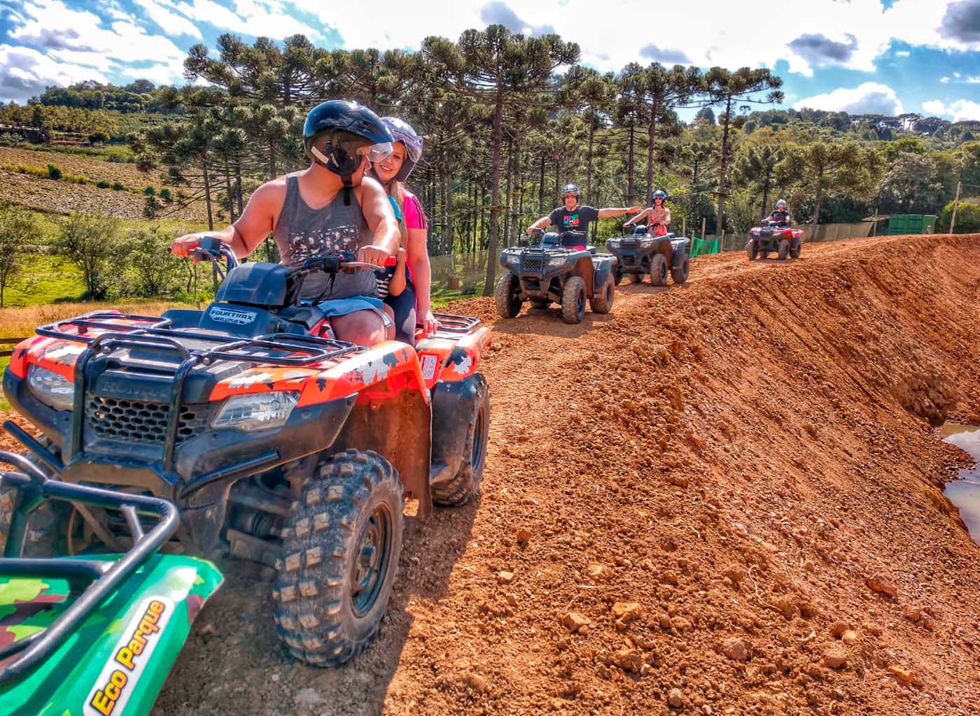 Pessoas fazendo trilha de quadriciclo em meio a natureza