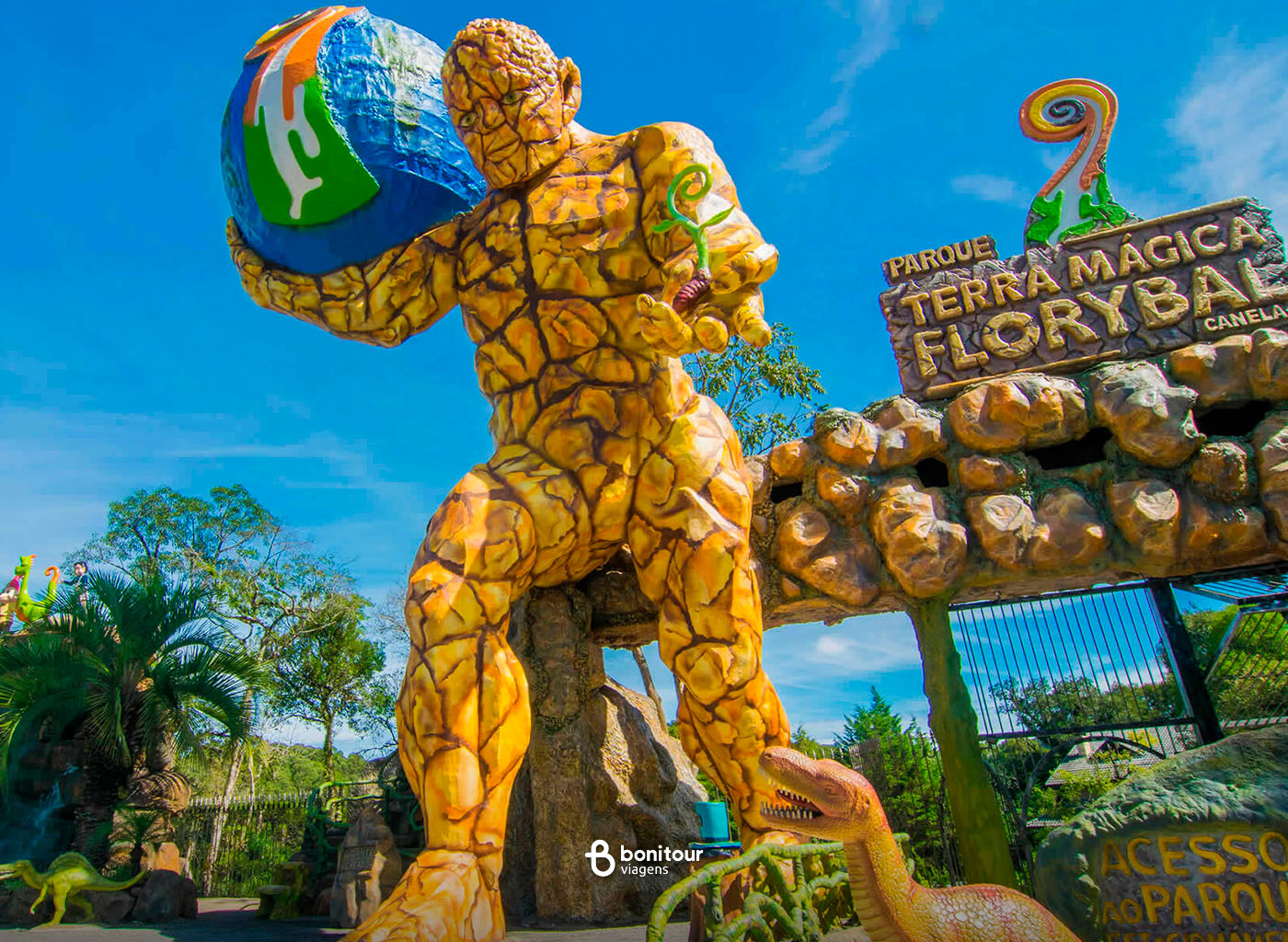Vista da entrada do Parque Terra Mágica Florybal, o Gigante Semeador, escultura do parque.