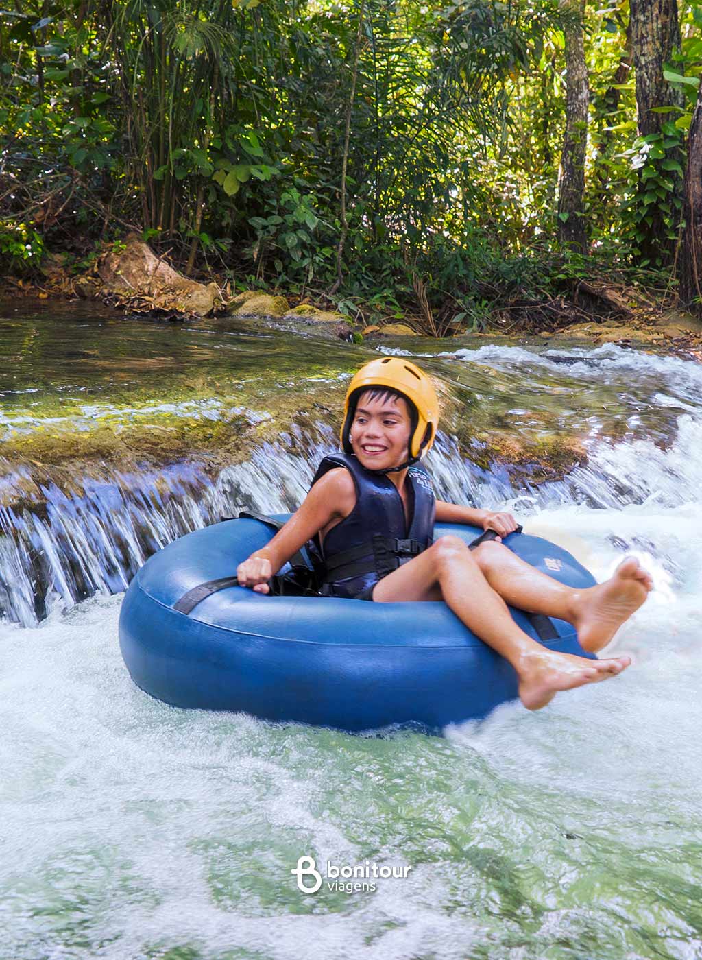 Criança se divertindo no Boia Cross em meio a natureza