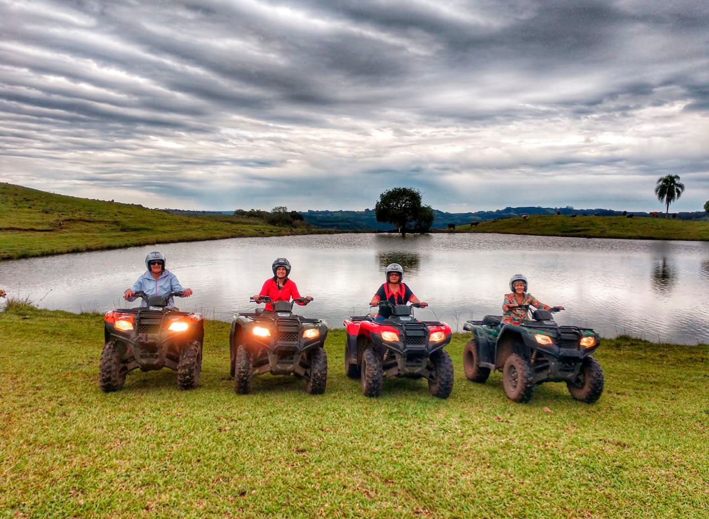 Pessoas de quadriciclo em frente a rio na Serra Gaúcha