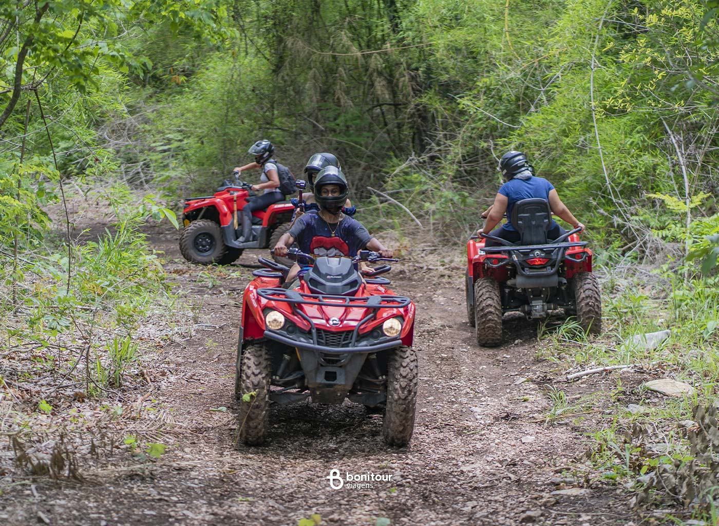 Pessoas curtindo trilha de quadriciclo na trilha da Serra da Bodoquena