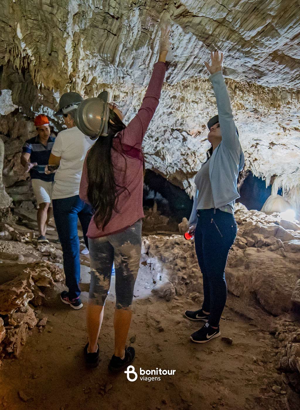 Pessoas contemplando de dentro da Gruta Catedral