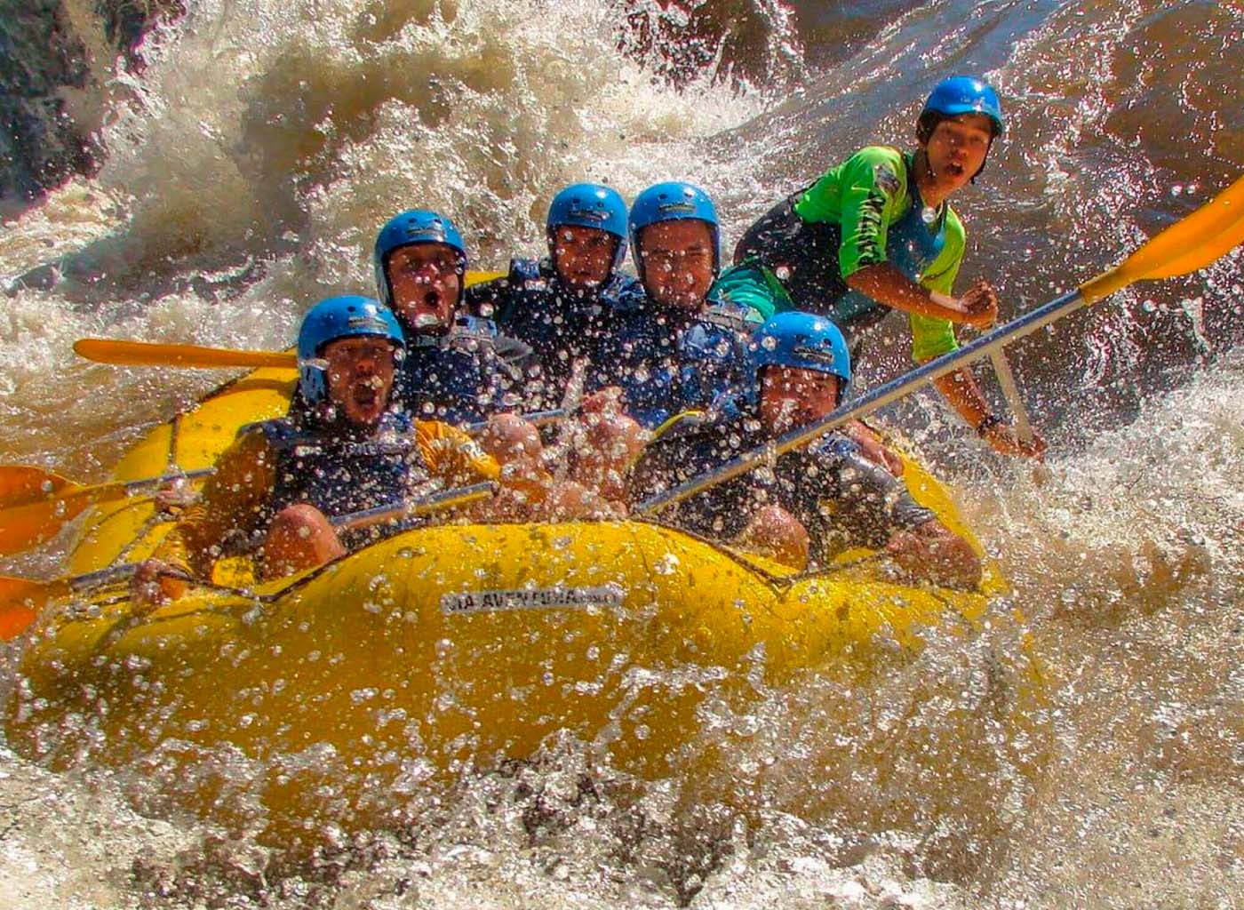 Pessoas praticando Rafting no Rio das Antas