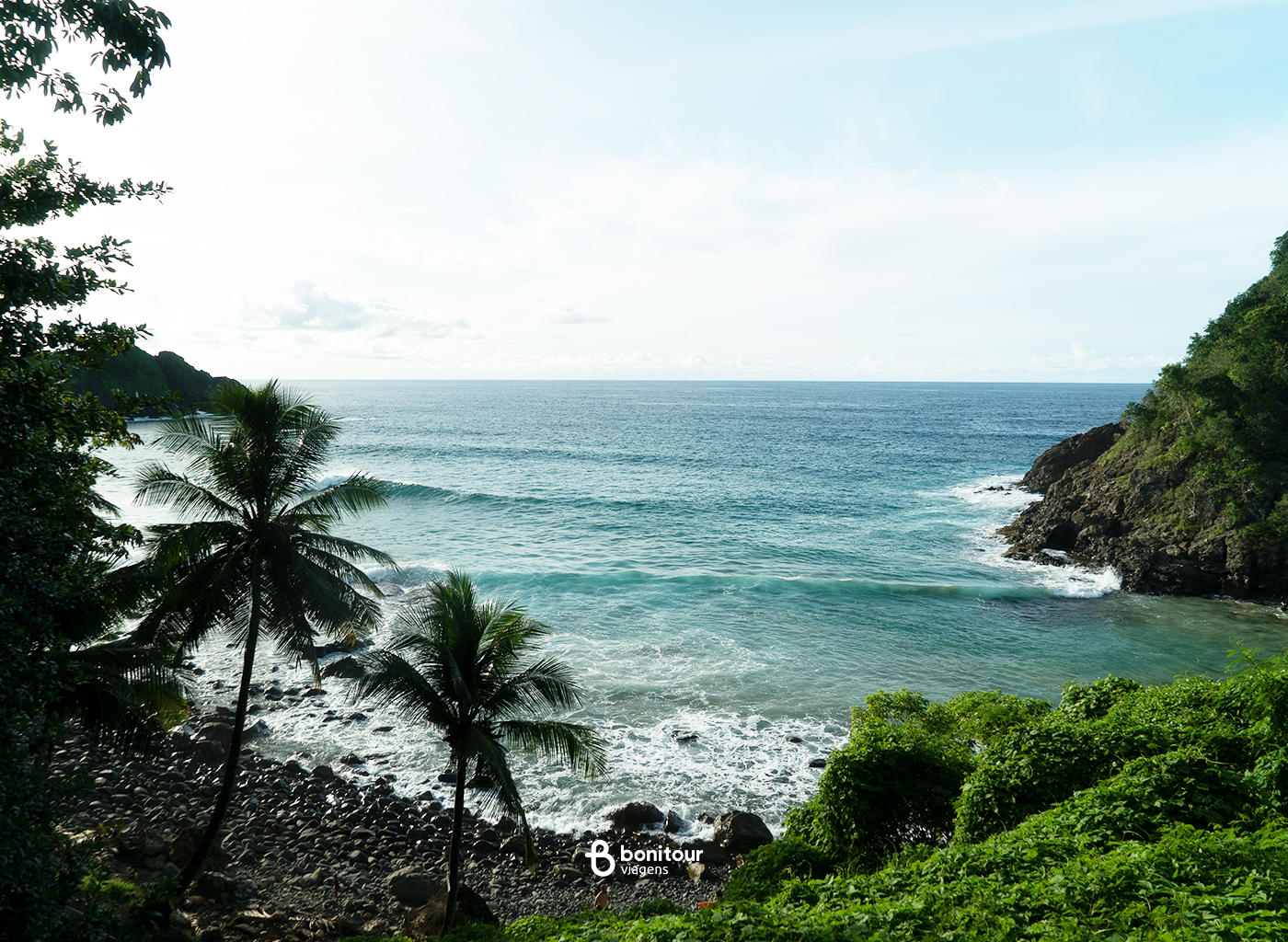 Vista de longe de praia de Fernando de Noronha
