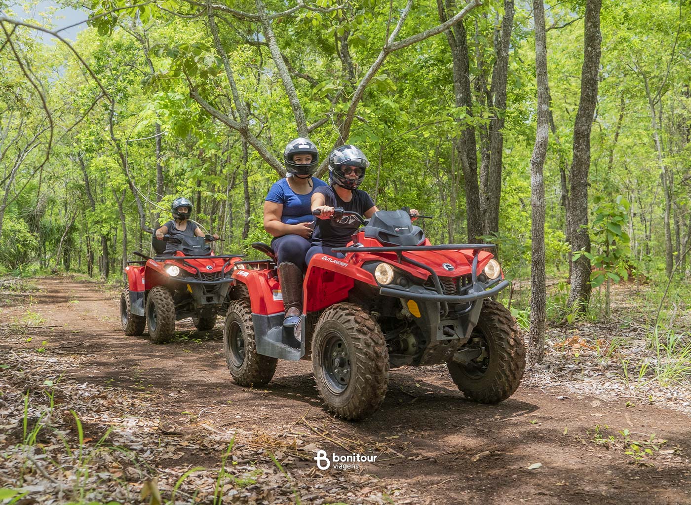 Pessoas curtindo trilha de quadriciclo na trilha da Serra da Bodoquena