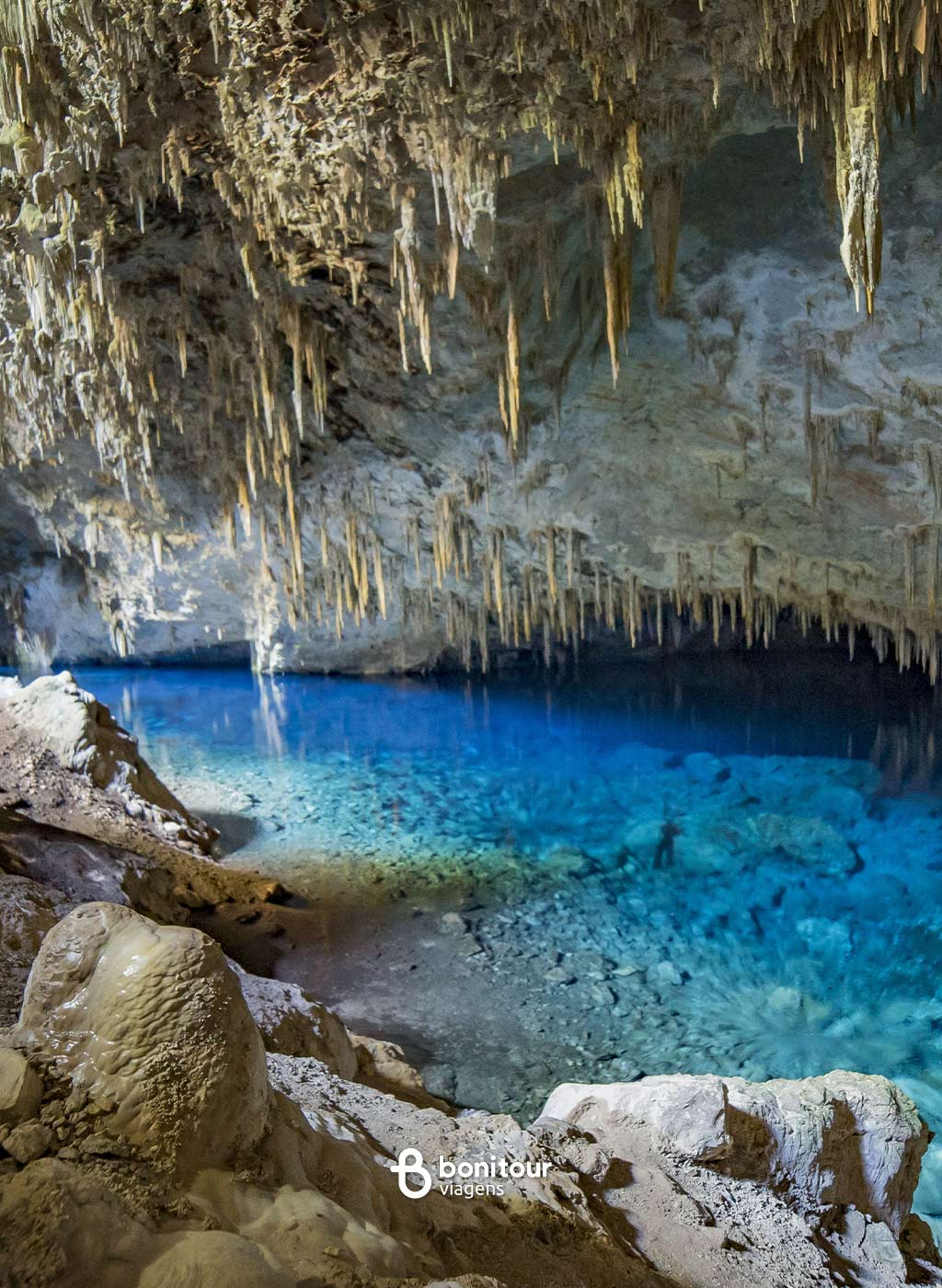 Gruta do lago azul com águas cristalinas azuis e formações rochosas