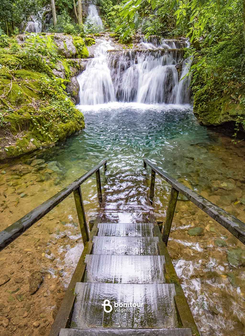 Escada para acesso à cachoeira Boca da Onça em Bonito/MS