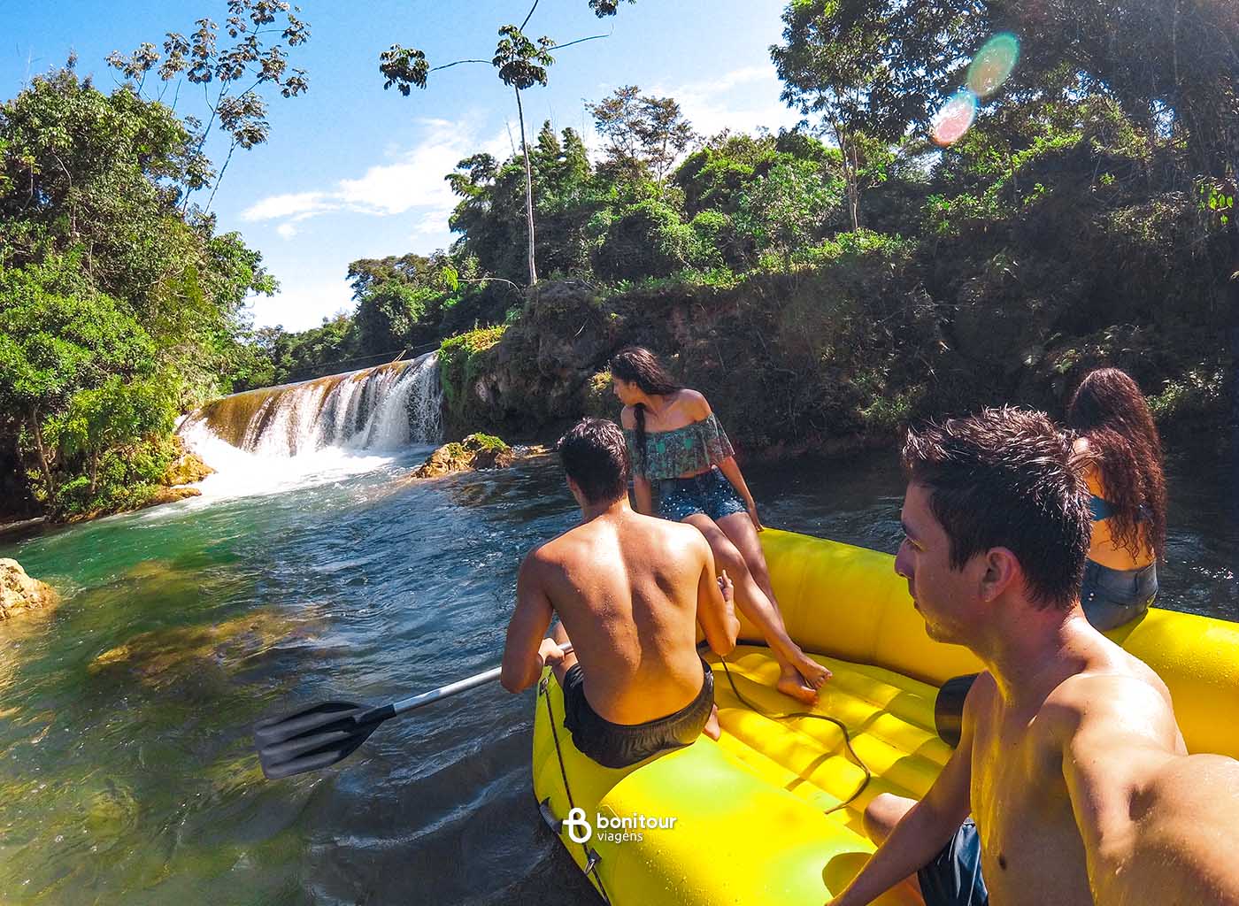 Pessoas andam de bote no Rio Betione