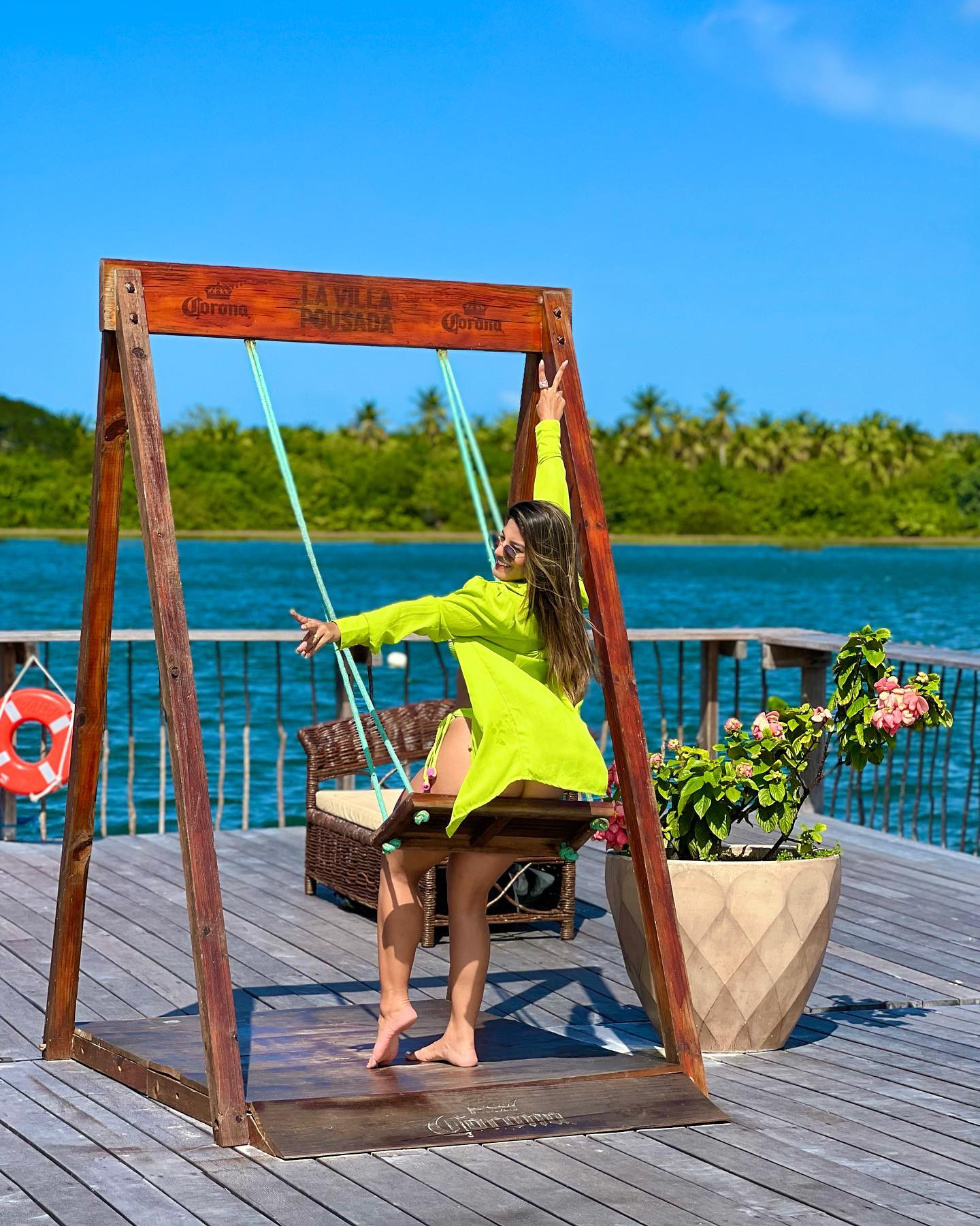 Balanço rústico no lago durante passeio de buggy em Barrinha