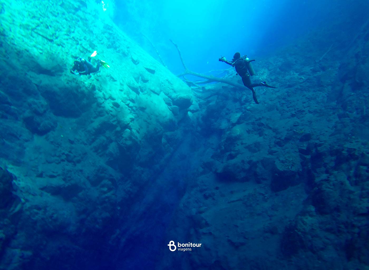Pessoa mergulhando com Cilindro na Lagoa Misteriosa
