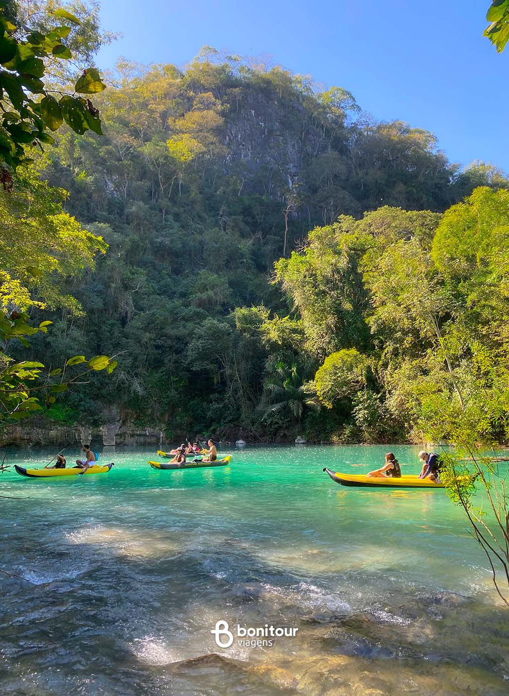 Pessoas passeando de Duck no passeio de Duck no passeio cânions do Salobra, em Bonito/MS