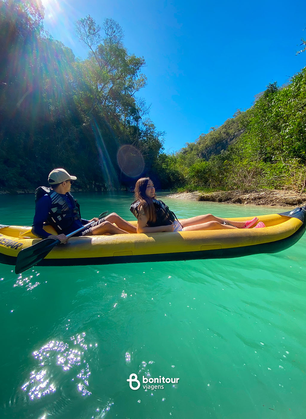 Pessoas passeando de Duck no passeio de Duck no passeio cânions do Salobra, em Bonito/MS