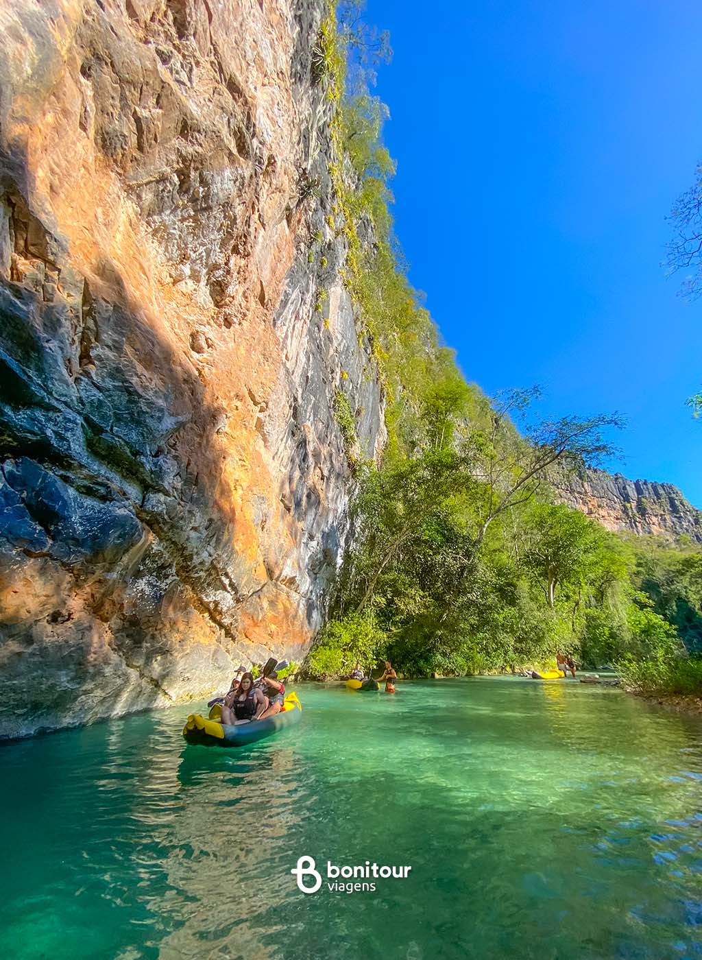 Pessoas passeando de Duck no passeio de Duck no passeio cânions do Salobra, em Bonito/MS