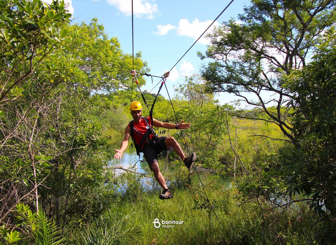 Pessoa curtindo Rapel em Rio Formoso