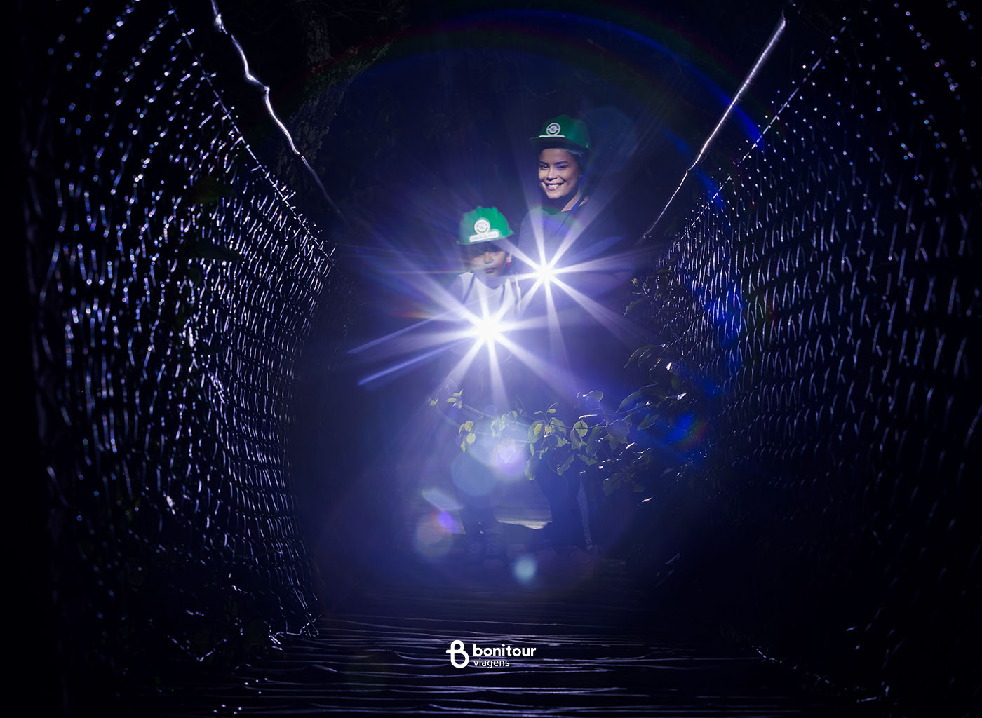 Pessoas dentro da Gruta de São Miguel