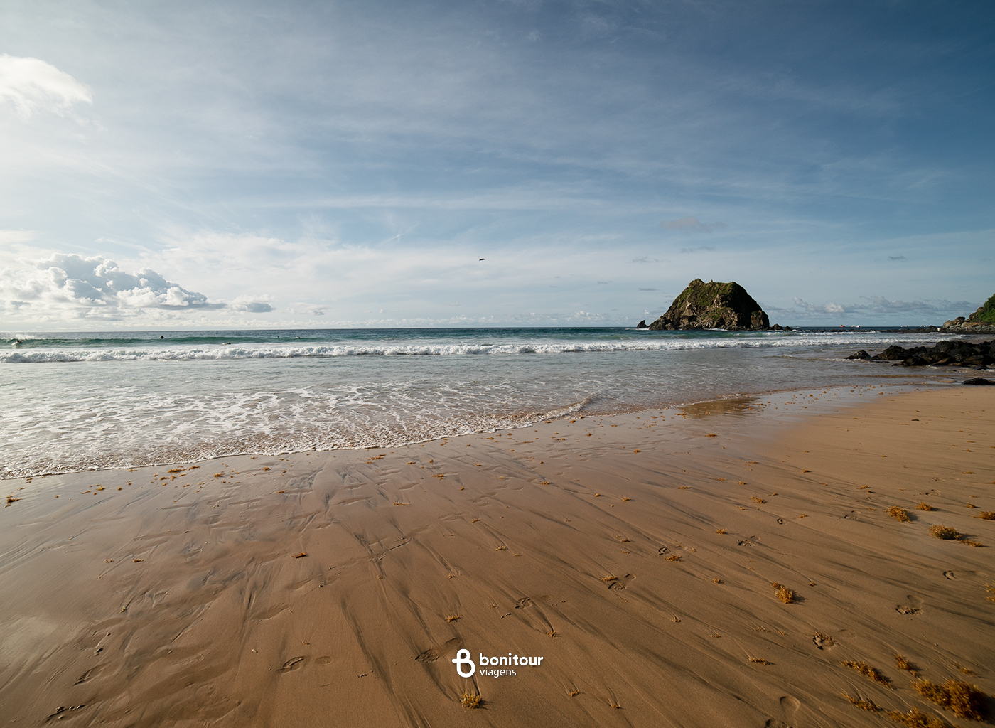 Vista de longe de praia de Fernando de Noronha