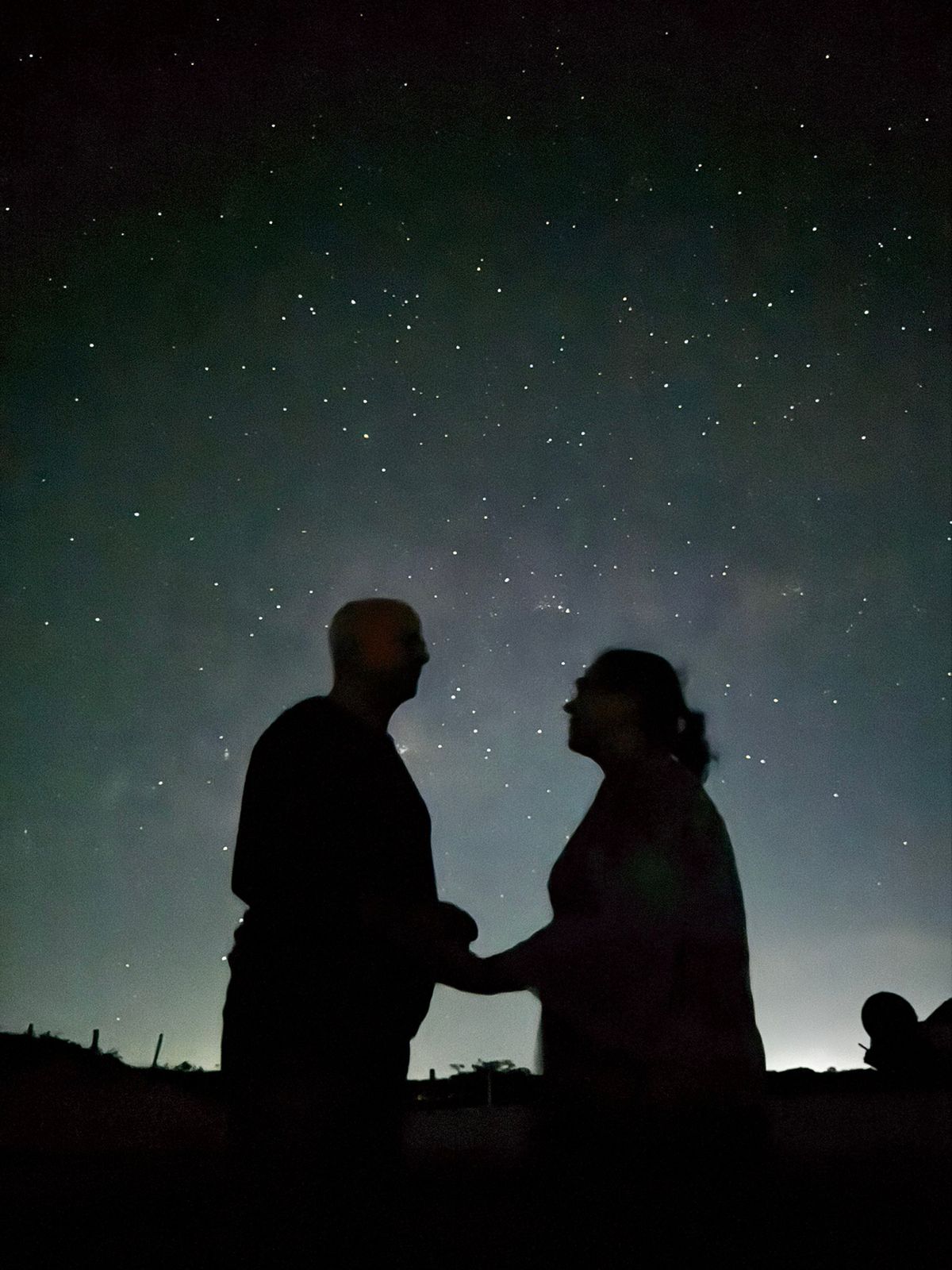 Casal contemplando o céu estrelado nas dunas de Jericoacoara