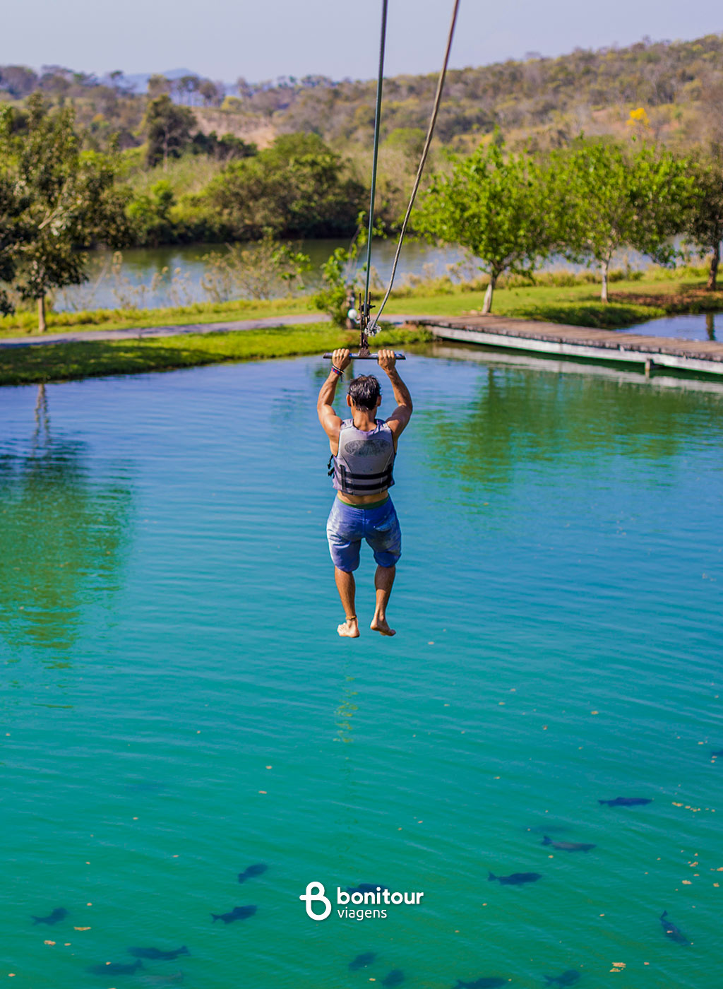 Pessoa em tirolesa no Balneário Nascente azul
